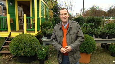 Hellmutz Henneberg ist zu Gast in der Spth'schen Baumschule (Quelle: rbb)